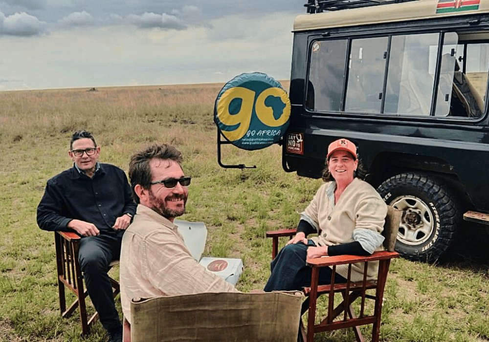 Gruppo in safari con veicolo